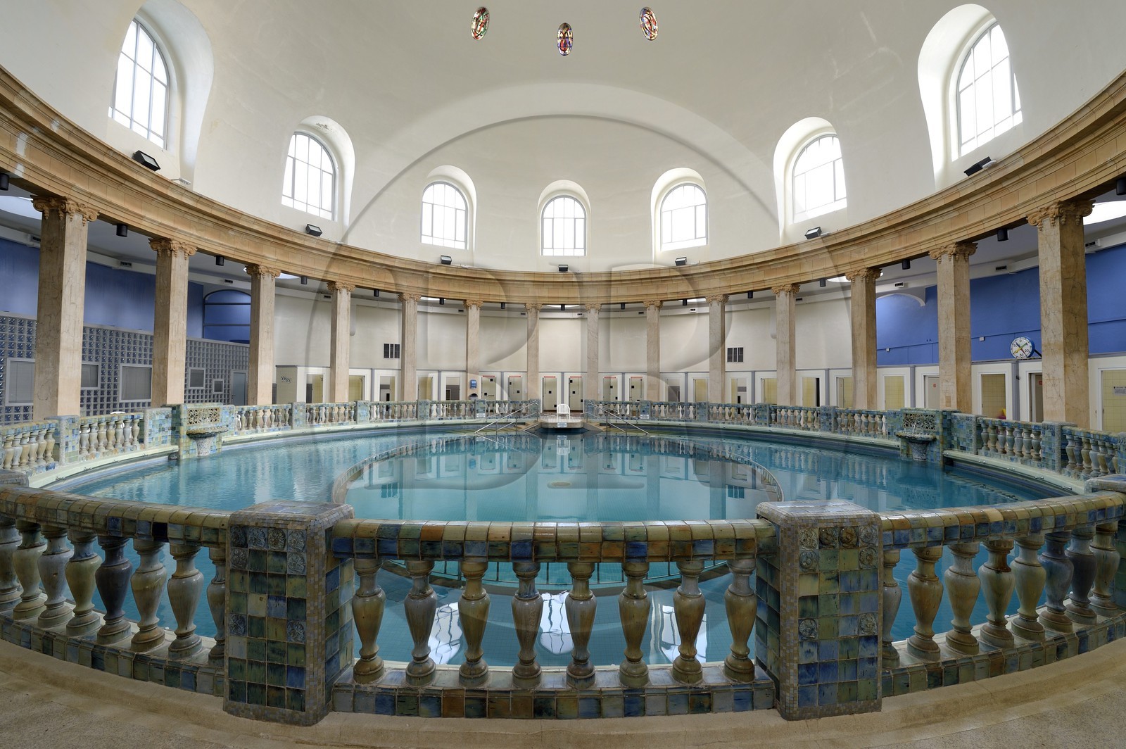 France, Meurthe-et-Moselle (54), Nancy, la piscine ronde de Nancy Thermal sous une coupole