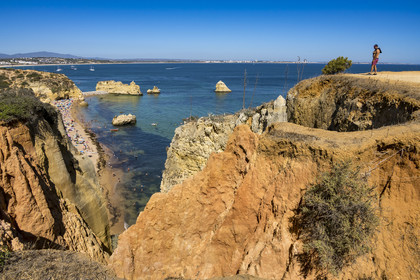 Portugal, Algarve, Lagos, la plage de Praia Dona Ana bordée par des falaises escarpées