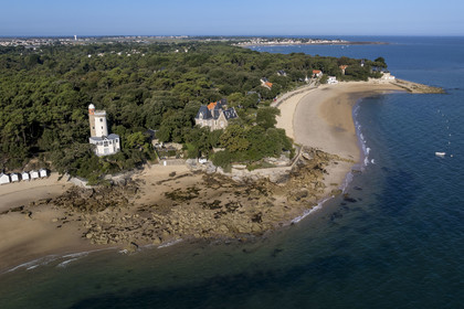 France, Vendée (85), Ile de Noirmoutier, Noirmoutier-en-l'Ile, le Bois de la Chaise, la plage de l'Anse Rouge dominée par la Tour Plantier et la plage des Souzeaux en arrière plan (vue aérienne)