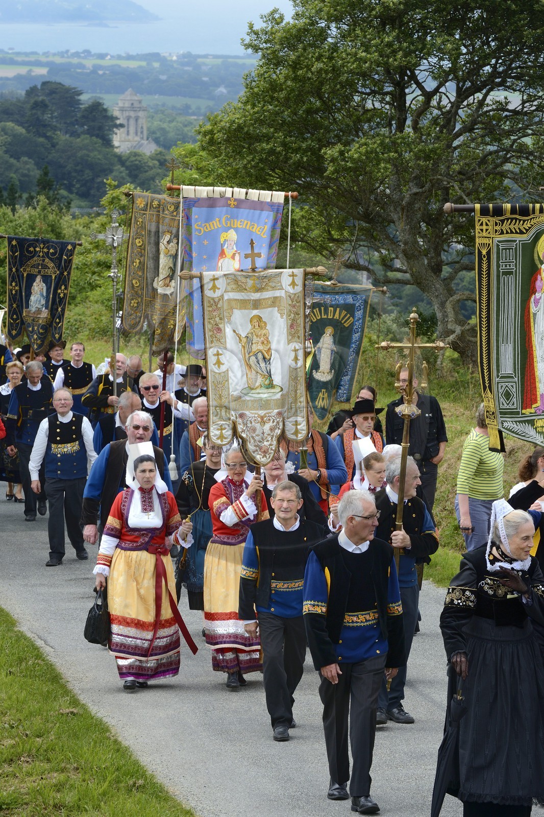 France, Finistère (29), Locronan, labellisé Les Plus Beaux Villages de France, procession de la petite Troménie, en arrière plan l'église Saint Ronan