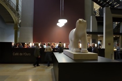 France, Paris (75), musée d'Orsay, statue de l'Ours blanc en marbre blanc du sculpteur animalier français François Pompon
