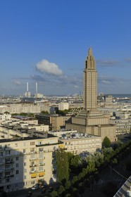 France, Seine-Maritime (76), Le Havre, Centre-ville reconstruit du Havre par Auguste Perret classé Patrimoine Mondial de l'UNESCO, immeubles Perret et la Tour Lanterne de l'église Saint-Joseph, le port en arrière plan