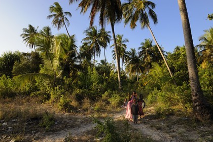 Tanzania, Zanzibar, southeast coast, children in the countryside behind the village of Michamvi