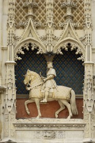 France, Loir-et-Cher (41), vallée de la Loire classée au Patrimoine Mondial de l'UNESCO, château de Blois, façade de l'aile Louis XII, statue équestre du Roi Louis XII