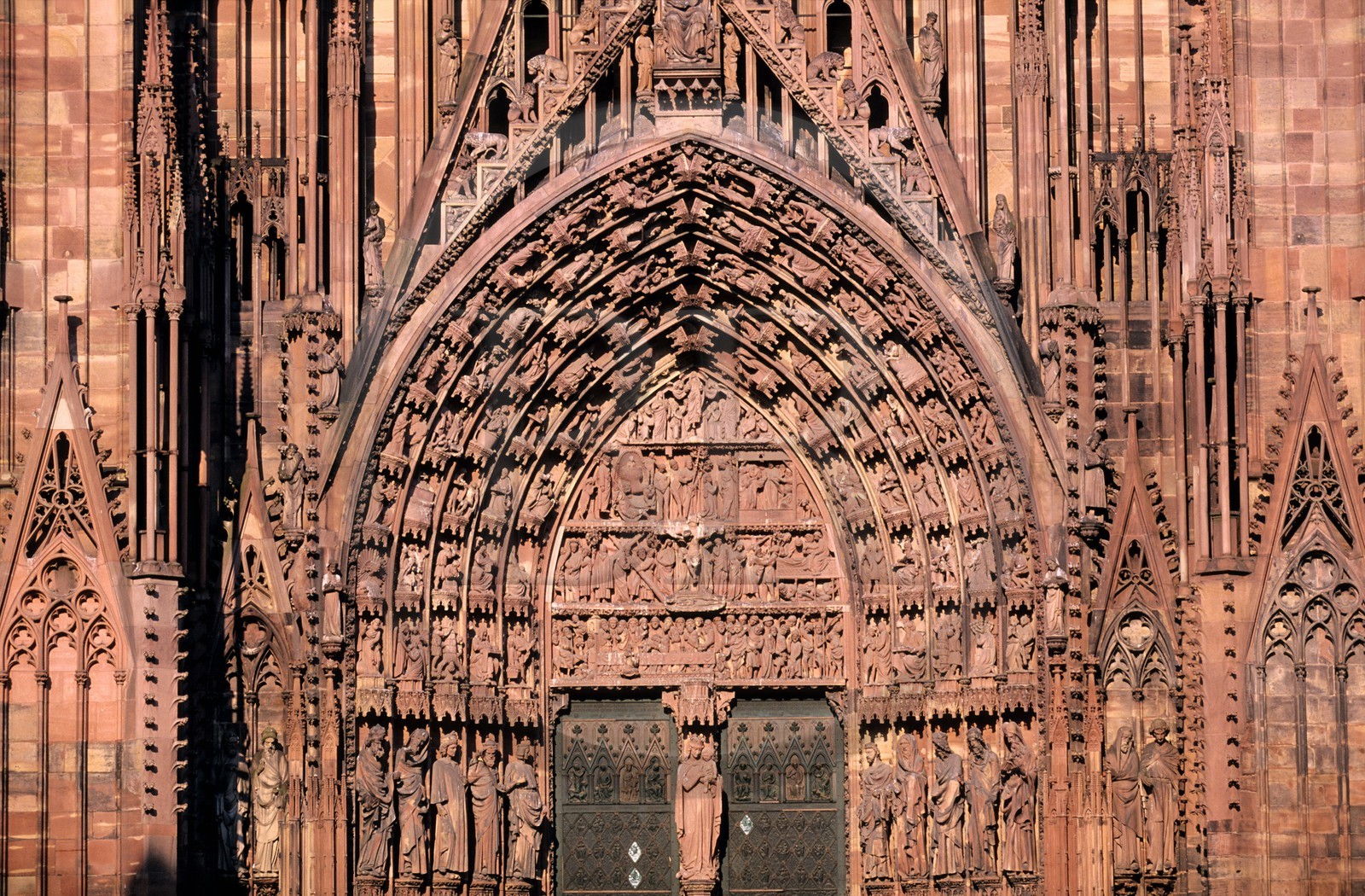 France, Bas-Rhin (67), Strasbourg, vieille ville classée au Patrimoine Mondial de l'UNESCO, cathédrale Notre-Dame, Portail central