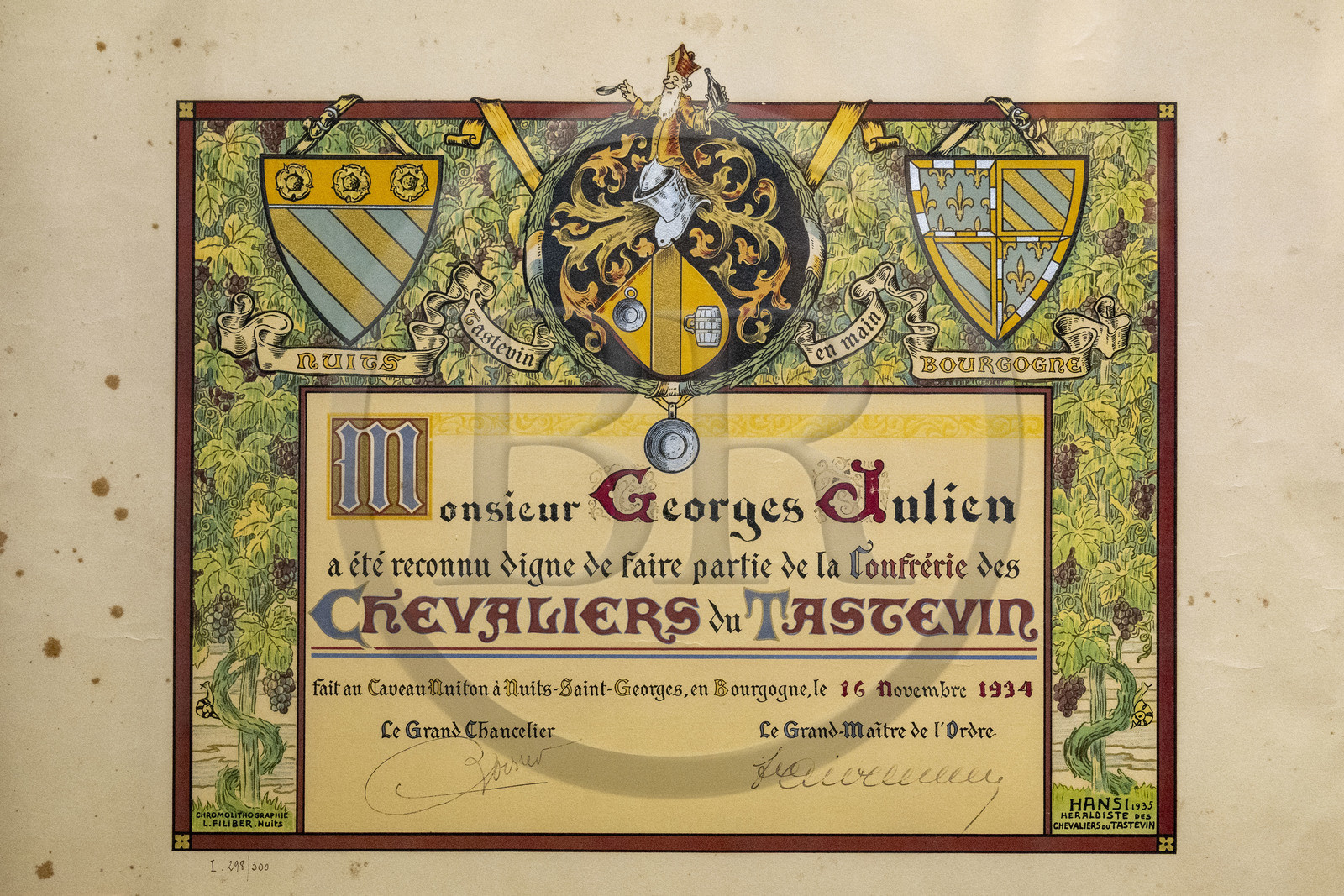 France, Côte-d'Or (21), Paysage culturel des climats de Bourgogne classés Patrimoine Mondial de l'UNESCO, Route des Grands Crus, vignoble de la Côte de Nuits, Vougeot, le Chateau du Clos de Vougeot, certificat d'appartenance à la Confrérie des Chevaliers du Tastevin