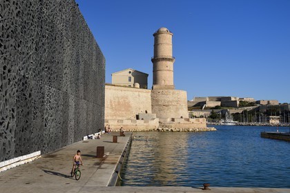 France, Bouches-du-Rhône (13), Marseille, MuCEM (Musée des civilisations de l'Europe et de la Méditerranée) par les architectes Rudy Ricciotti et R. Carta, et le Fort Saint Jean, le Fort Saint Nicolas en arrière plan à froite