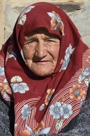 Iran, Province de Yazd, désert du Dasht-e Kavir, Moghestan, femme du village, Saltanat