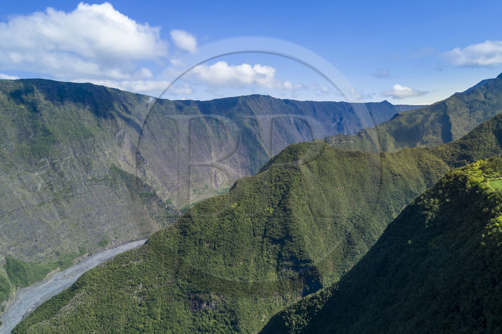 France, Ile de la Reunion, Saint-Joseph, Grand-Coude, plateau situé entre la rivière des Remparts à l'Ouest (ici à gauche) et la rivière Langevin à l'Est (vue aérienne) France, Ile de la Reunion, Saint-Joseph, Grand-Coude, plateau situé entre la rivière des Remparts à l'Ouest (ici à gauche) et la rivière Langevin à l'Est (vue aérienne)