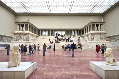 Allemagne, Berlin, l'Ile aux musées, classée Patrimoine Mondial de l'UNESCO, musée de Pergame (Pergamonmuseum), Grand autel de Pergame, monument religieux du IIème siècle avant JC découvert en 1871 par Carl Humann sur l'acropole de la ville de Pergame (Turquie)