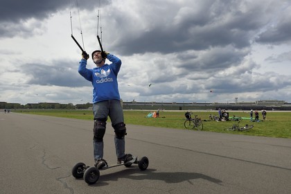 Allemagne, Berlin, ancien aéroport international de Berlin-Tempelhof reconverti en immense parc, un lieu de rencontre pour les kite surfeurs, kite boarders et Country Buggy kiter