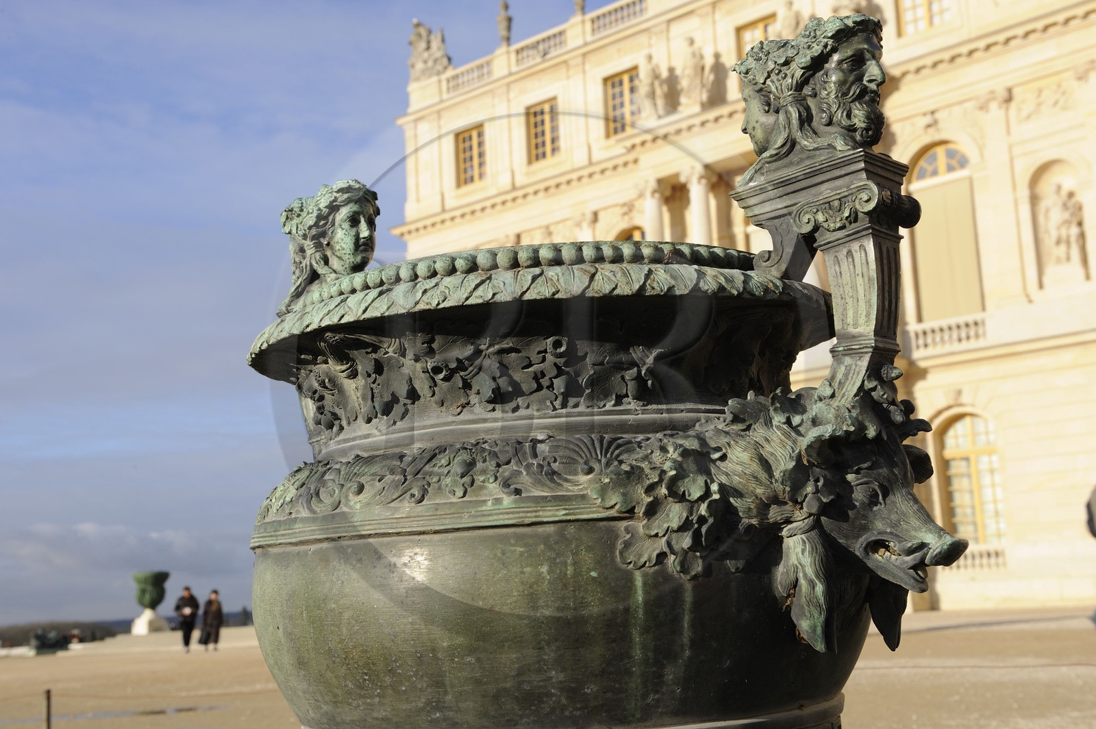 France, Yvelines (78), château de Versailles, classé Patrimoine Mondial de l'UNESCO, un des vases en bronze entourant le château