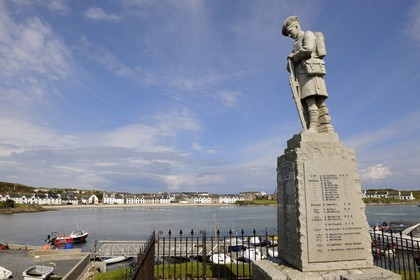 Royaume-Uni, Ecosse, Hébrides intérieures, Ile de Islay, port de Port Ellen, le monument aux morts