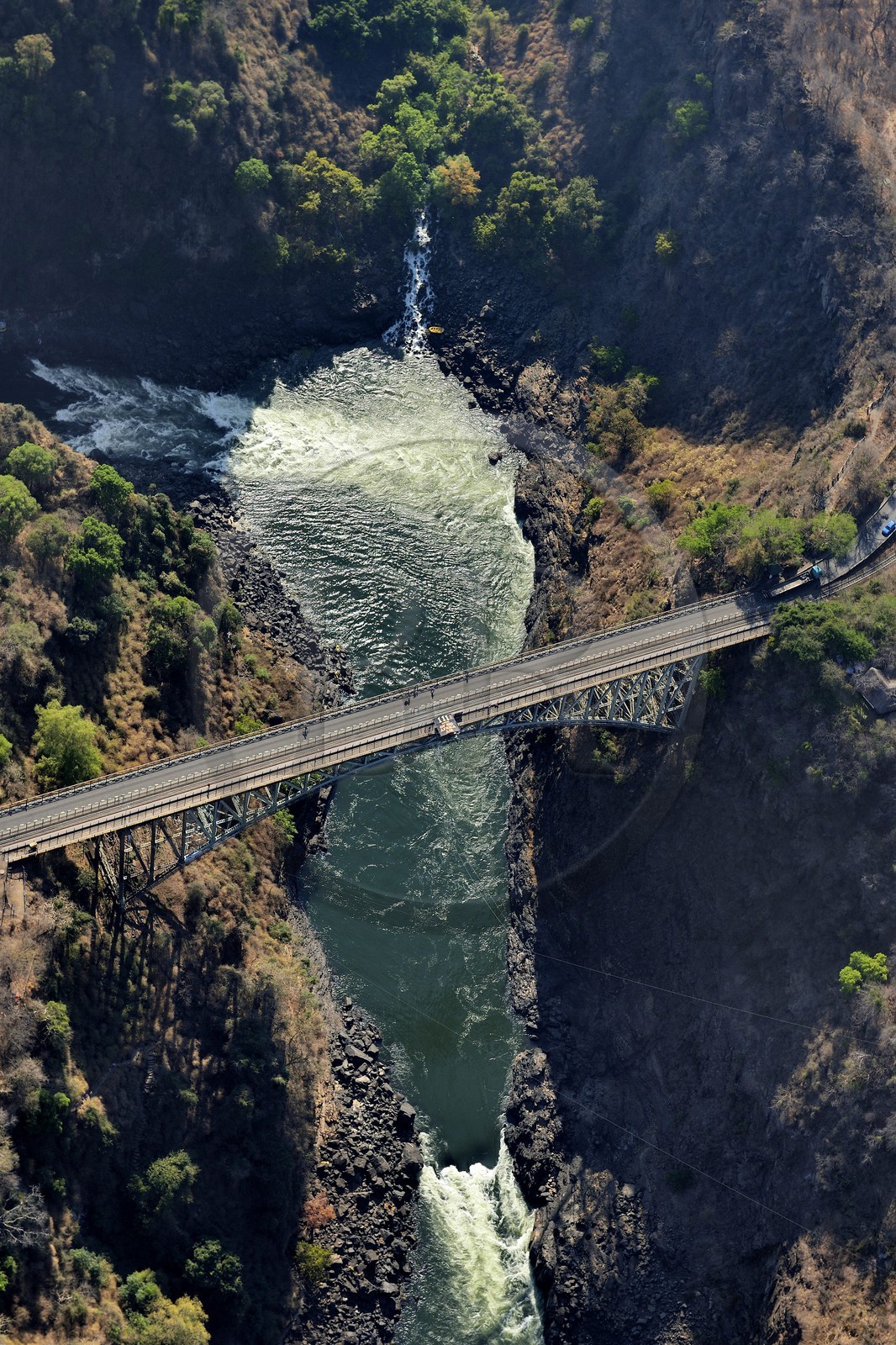 Zimbabwe, province de Matabeleland septentrional, fleuve Zambèze, les Chutes Victoria, classées Patrimoine Mondial de l'UNESCO, pont qui marque la frontière entre le Zimbabwe et la Zambie (vue aérienne)