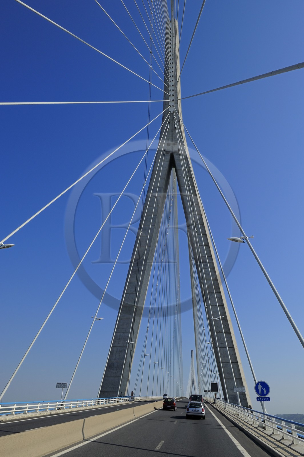 France, entre Calvados (14) et Seine-Maritime (76), le Pont de Normandie enjambe la Seine pour relier les villes de Honfleur et du Havre