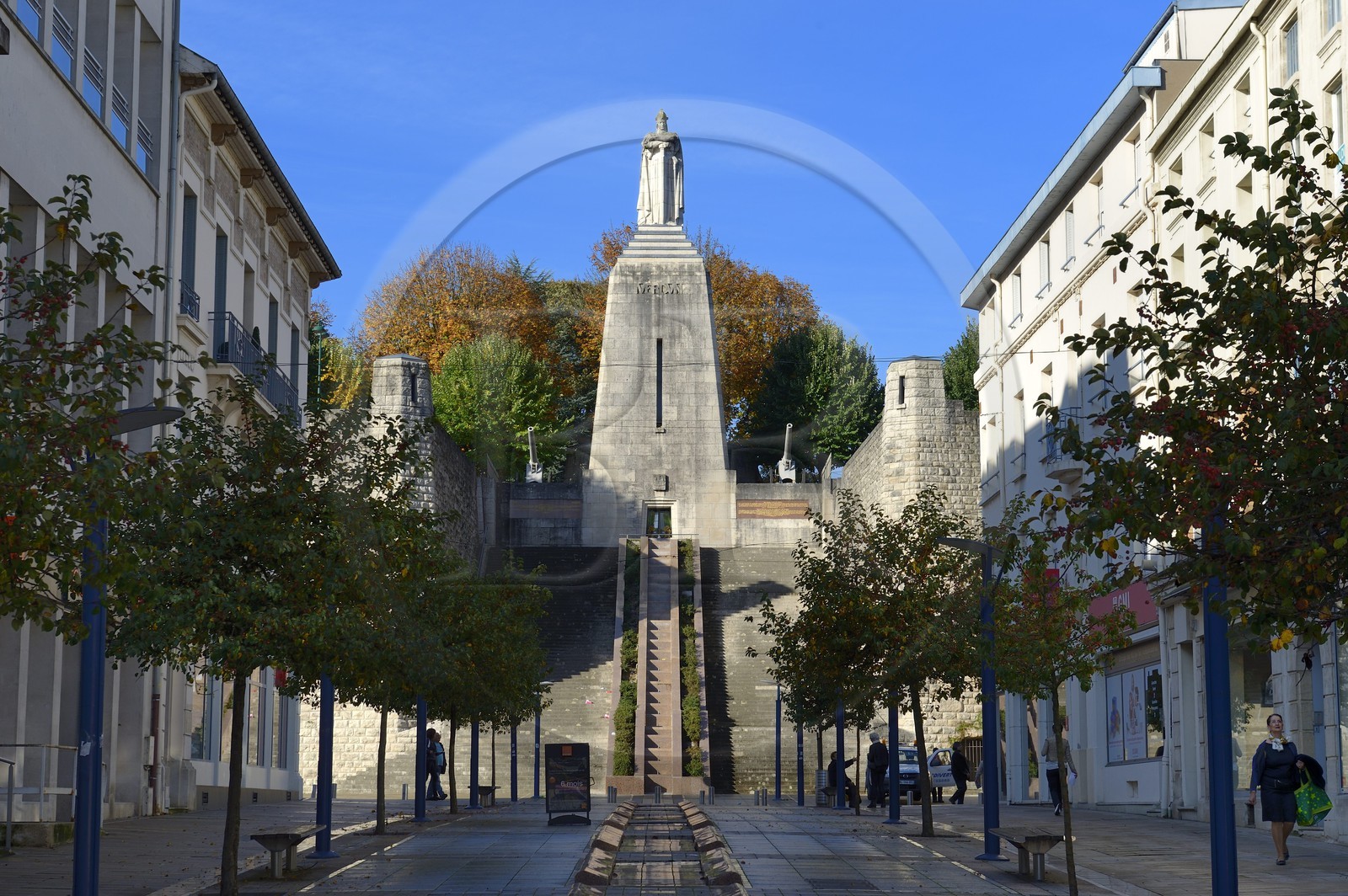 France, Meuse (55), Verdun, Monument à la Victoire de l'architecte Léon Chesnay, crypte commémorative dans laquelle sont conservés les fichiers des soldats titulaires de la médaille de Verdun, statue de guerrier franc au sommet