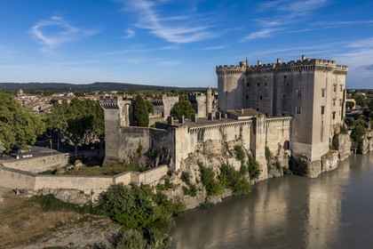 France, Bouches-du-Rhône (13), Tarascon, le chateau du roi René datant du XVe siècle en bordure du Rhone (vue aérienne)