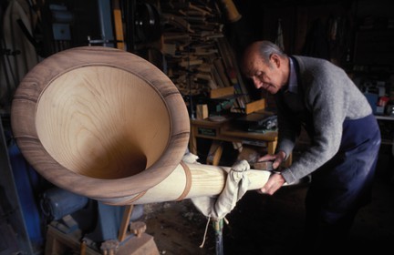 Suisse, région de Bern (Oberland Bernois), Saanenland, Gstaad, fabrication d'un cor des Alpes