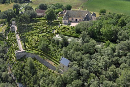 France, Dordogne (24), Périgord Noir, vallée de la Dordogne, Vézac, les jardins du château de Marqueyssac du XVIIIe siècle (vue aérienne)