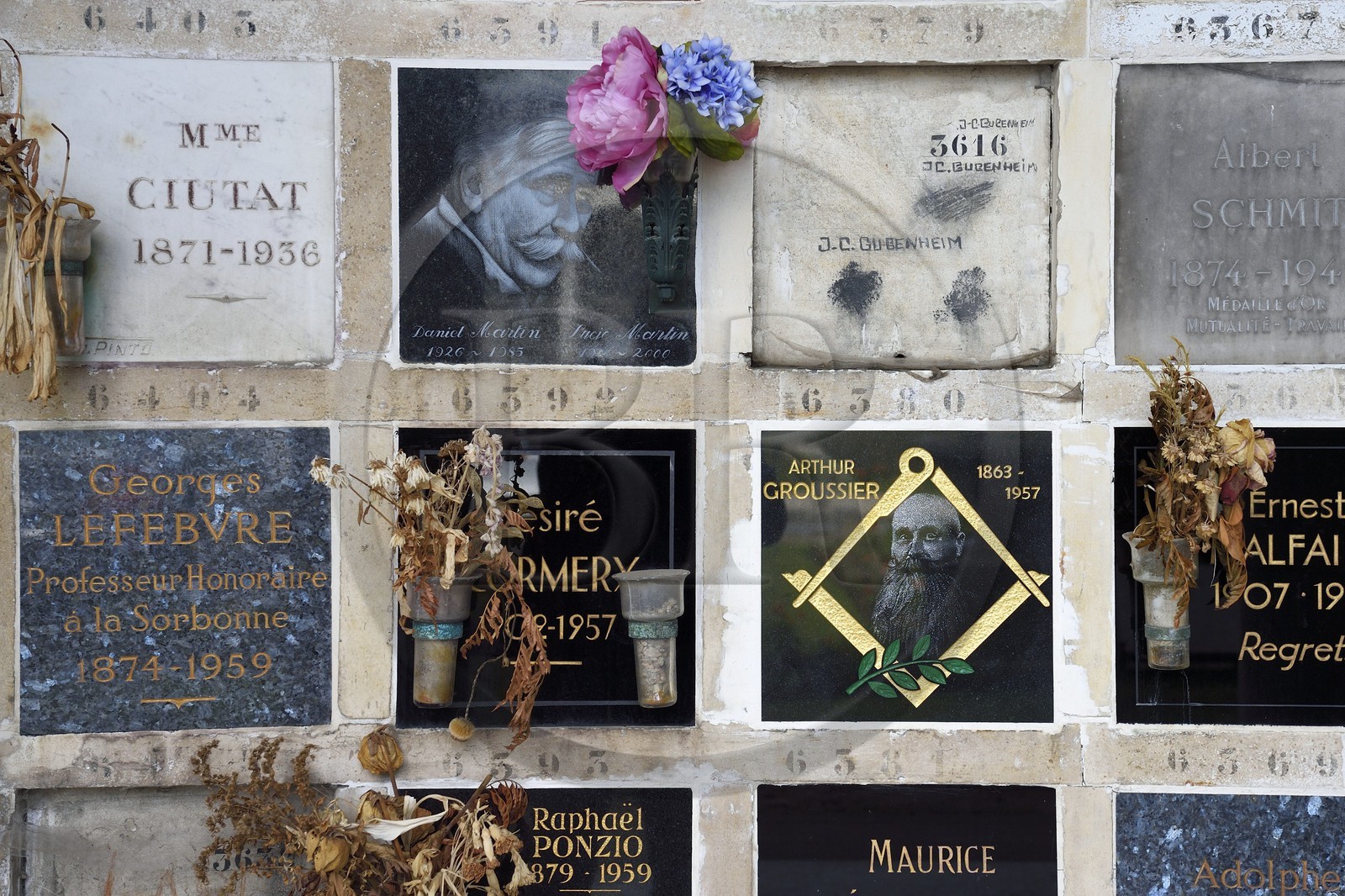 France, Paris (75), cimetière du Père-Lachaise, stèles du colombarium
