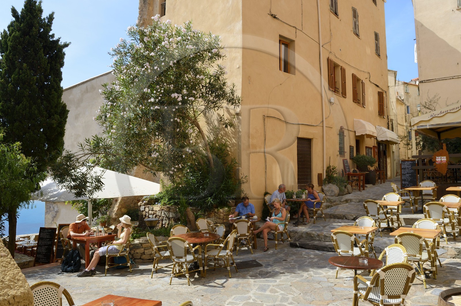 France, Haute-Corse (2B), Calvi, terrasse de restaurant dans la citadelle