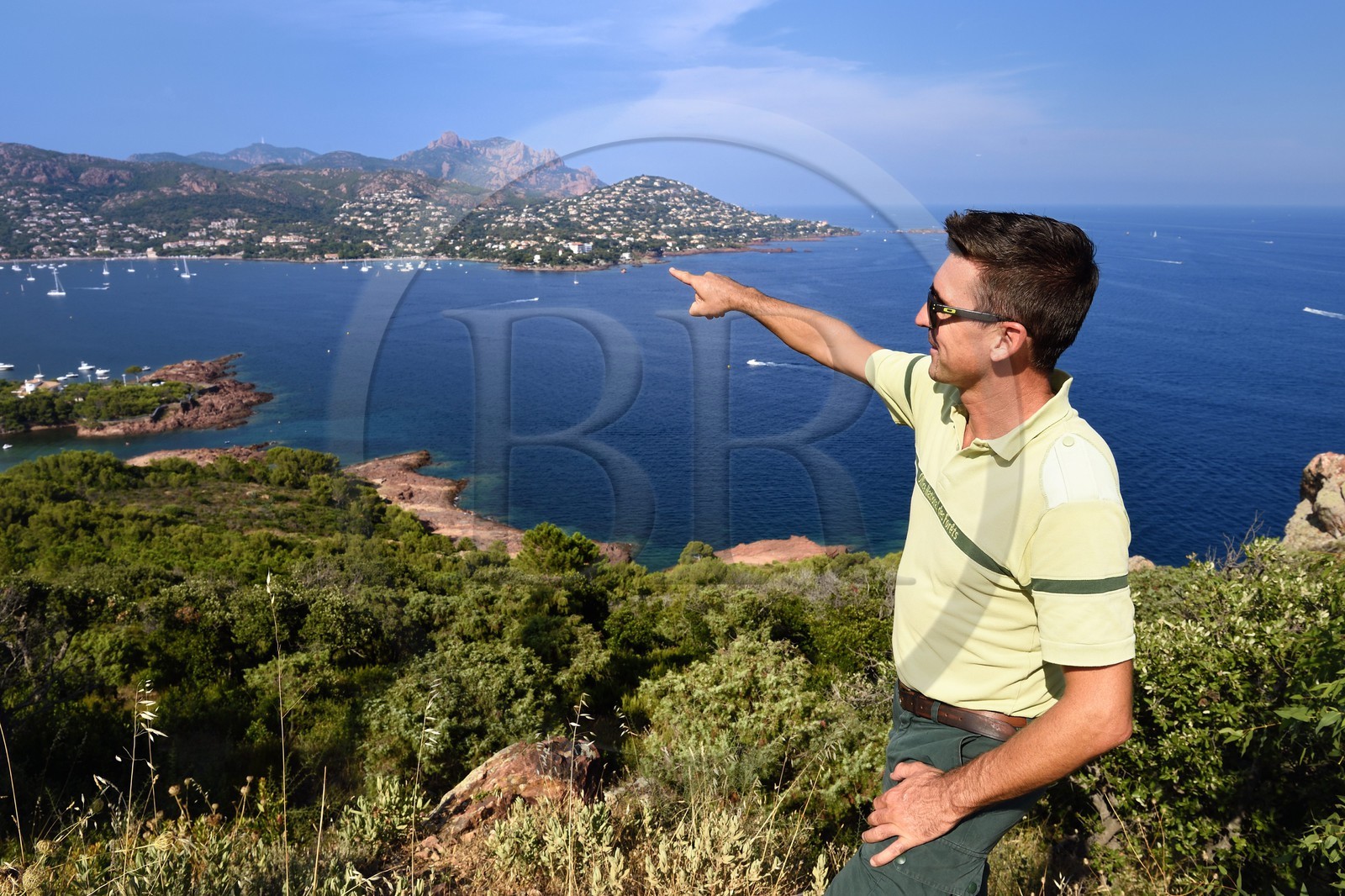 France, Var (83), Agay commune de Saint-Raphaël, massif de l'Estérel, la rade d'Agay et le Pic du Cap Roux en arrière plan, Christophe Pint-Girardot agent de l’Office National des Forêts (ONF)