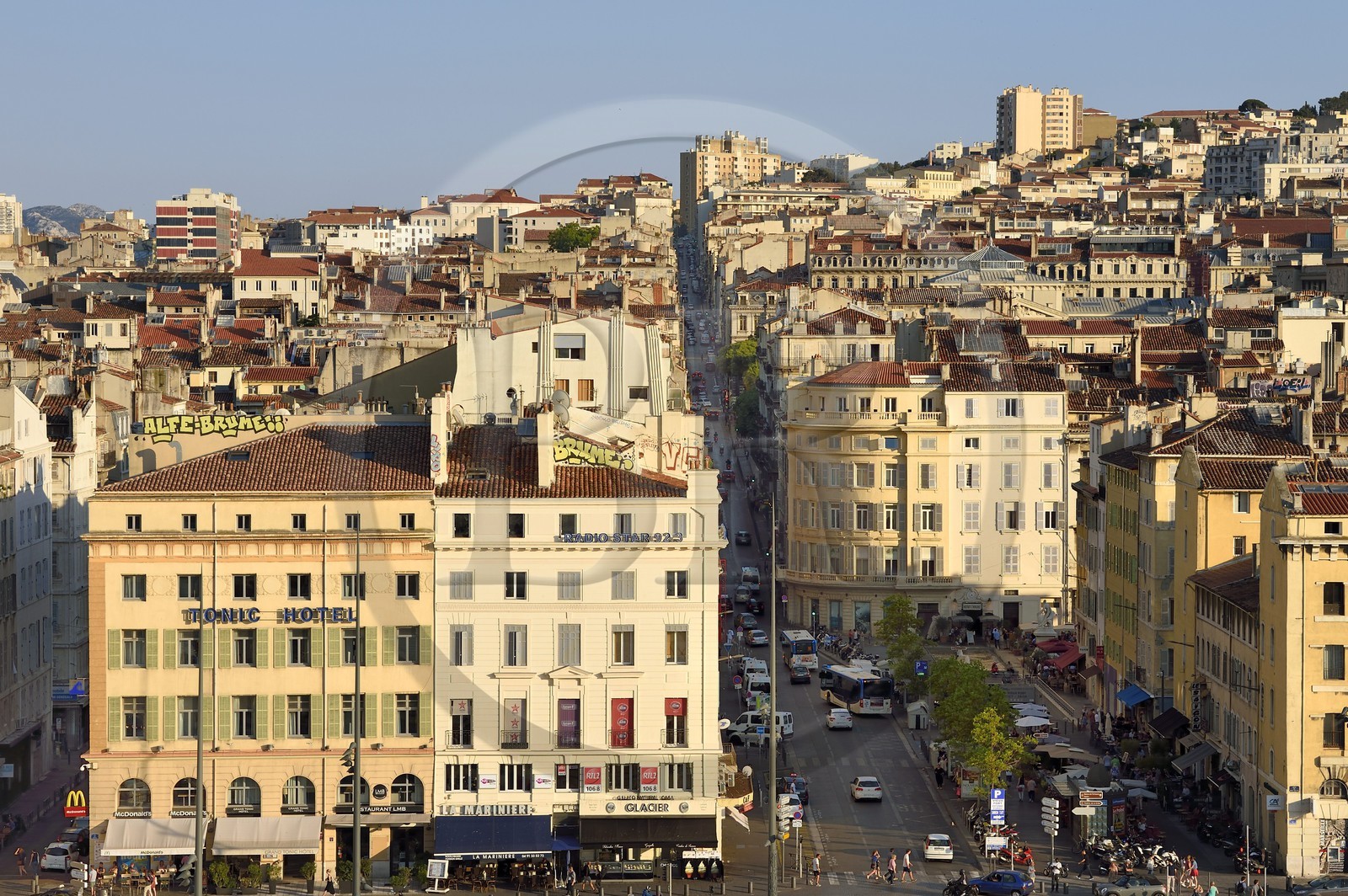 France, Bouches-du-Rhône (13), Marseille, rue Breteuil qui donne sur le Vieux Port France, Bouches-du-Rhône (13), Marseille, rue Breteuil qui donne sur le Vieux Port