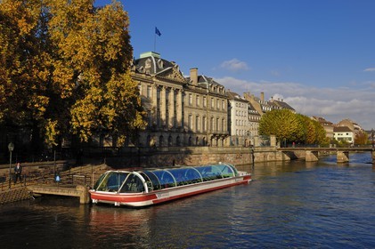 France, Bas Rhin (67), Strasbourg, le Palais Rohan au bord de l'Ill
