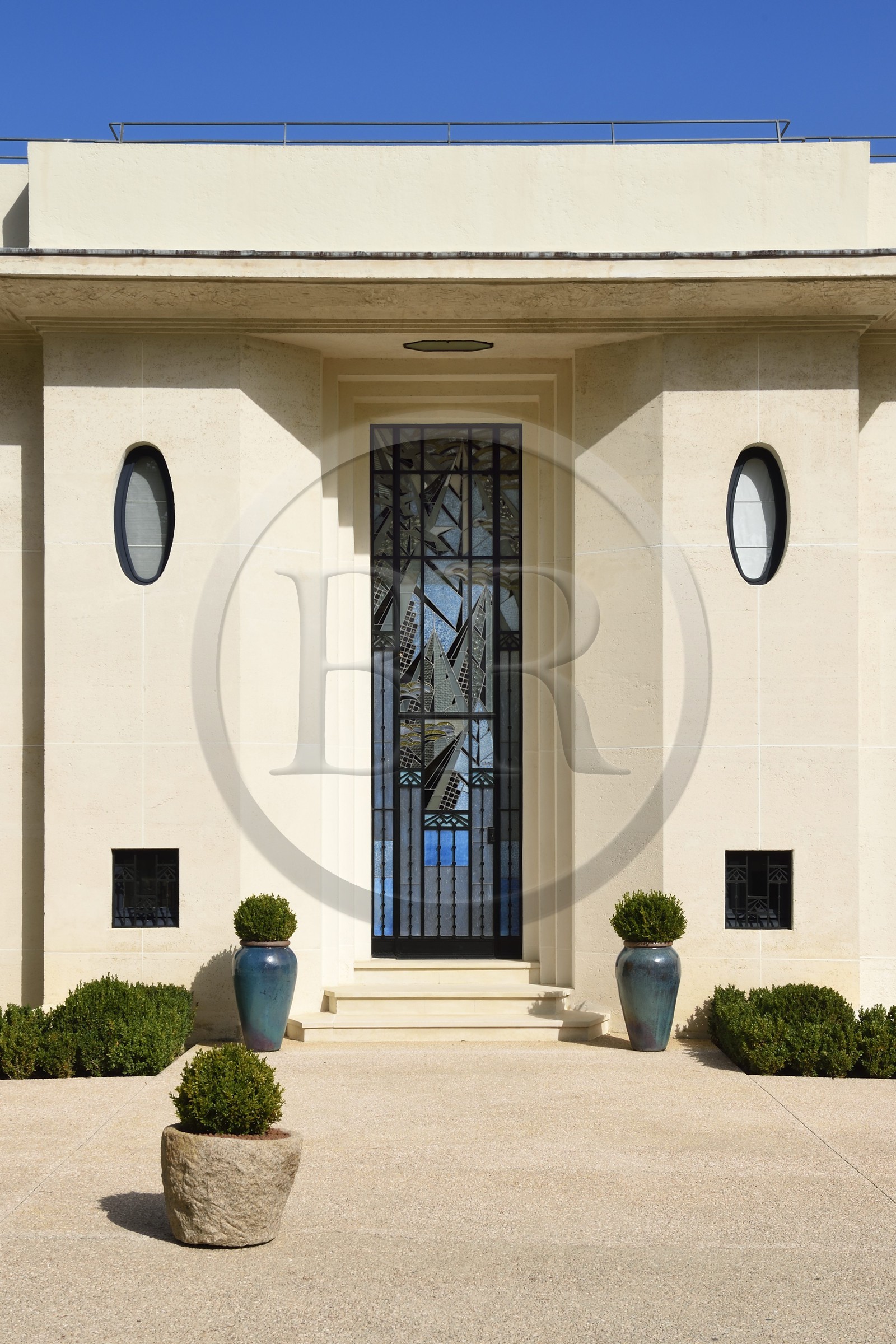 France, Pyrénées-Atlantiques (64), la côte du Pays-Basque, Ciboure, la Villa Art déco Leihorra dessiné par l'architecte Joseph Hiriart 1926, vitrail de la porte réalisé par le maître-verrier Jacques Gruber