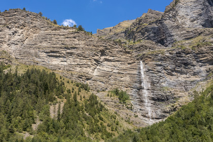 France, Hautes Alpes (05), Chateauroux-les-Alpes, la cascade de la Pisse dans la vallée du Rabioux aux portes du Parc national des Écrins (vue aérienne)