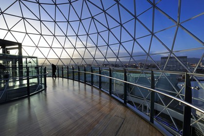 Royaume-Uni, Irlande du Nord, Belfast, le dôme en verre de 35m de diamètre du centre commercial de Victoria Square offre une large vue sur la ville