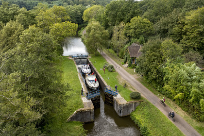 France, Nièvre (58), Sardy-les-Epiry, échelle des 16 écluses sur le canal du Nivernais, écluse n°14 de Pré Ardent (vue aérienne)