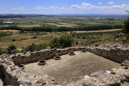 France, Hérault (34), Nissan-lez-Ensérune, l' oppidum d'Ensérune est un site archéologique comprenant les vestiges d'un village antique entre le VIe siècle av. J.-C. et le Ier siècle après J.-C., jarres qui ont servis de stockage des denrées dans une maison