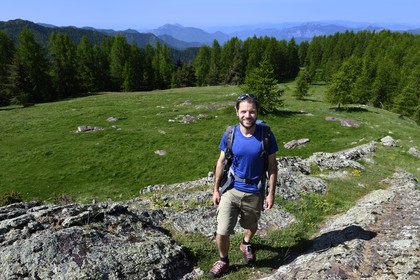 France, Alpes-Maritimes, parc national du Mercantour ( Mercantour national park), Haute-Vesubie, Gordolasque valley, views to the south and the sea, the hiking guide Gabriel Rougerie