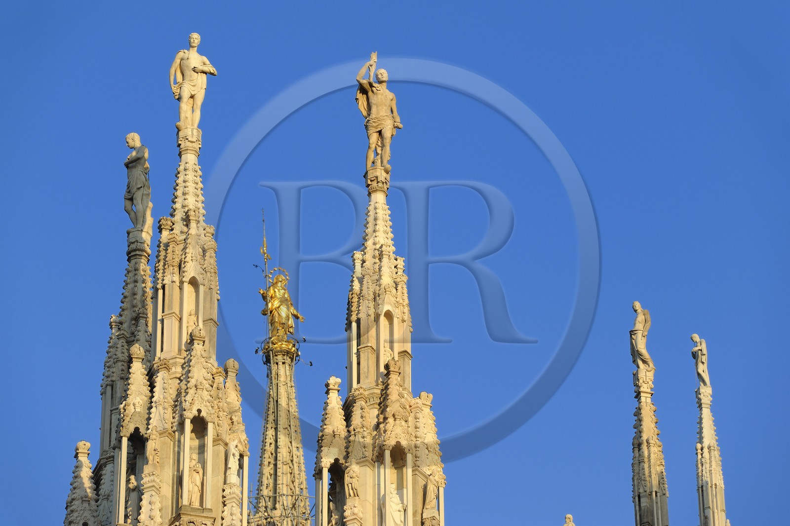 Italie, Lombardie, Milan, le Duomo dans le centre historique, cathédrale de style gothique flamboyant, les flèches surmontées de statues