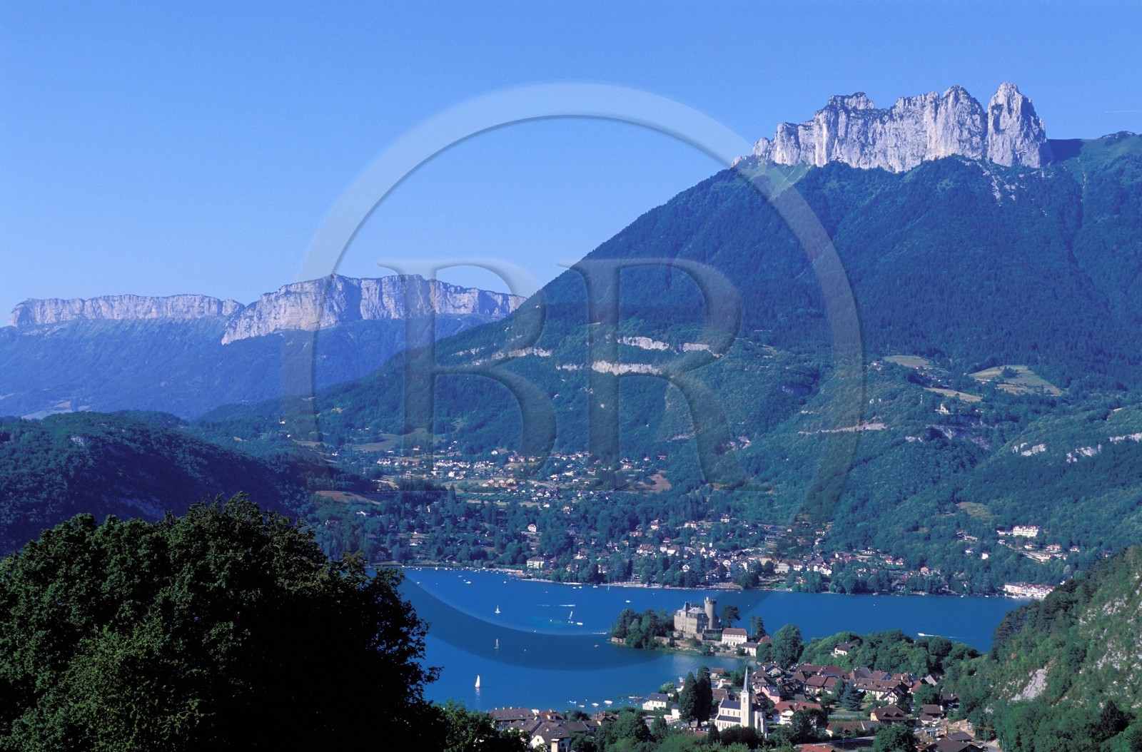 France, Haute-Savoie (74), Duingt, le village depuis les hauteurs du lac d'Annecy