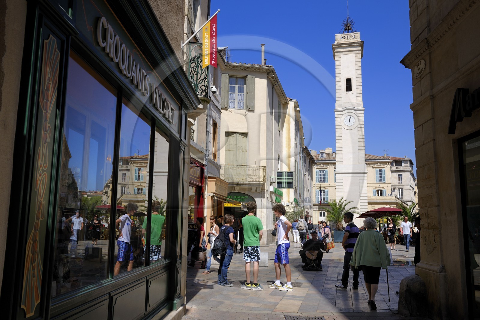 France, Gard (30), Nimes, place de l'Horloge au débouché de la rue de l'Aspic