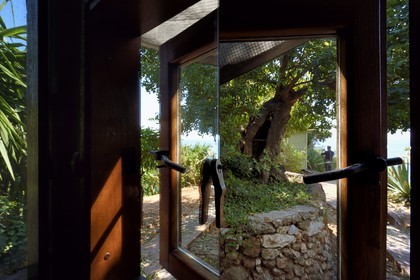 France, Alpes-Maritimes, Roquebrune-Cap-Martin, Cap Martin, Cabanon (Shed) by Le Corbusier built in 1952, game of mirrors around the window (Authorization request necessary before publication)