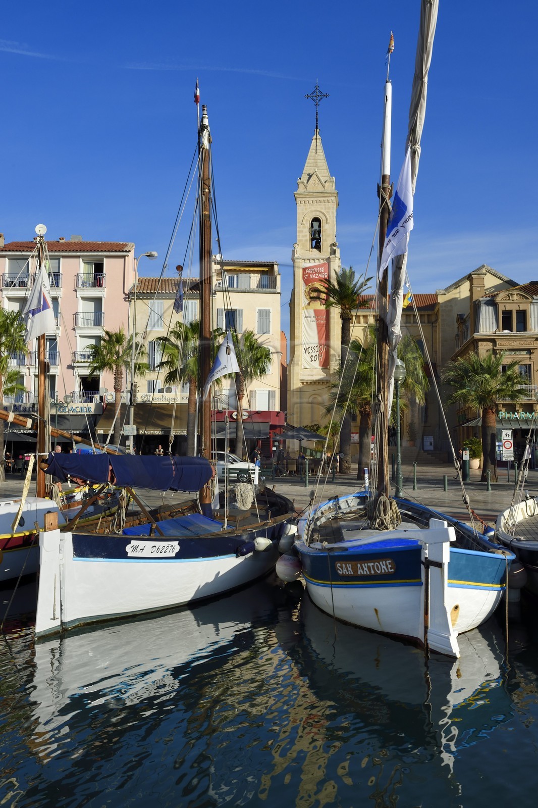 France, Var (83), Sanary-sur-Mer, barques traditionnelles de peche appelées pointus sur le port et l'église Saint-Nazaire