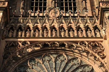 France, Bas-Rhin (67), Strasbourg, la cathédrale Notre-Dame, la façade occidentale, le Christ entouré d'anges