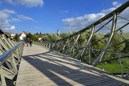 France, Moselle (57), Metz, Parc de la Seille, passerelle de Graoully qui relie le parc au quartier de Queuleu