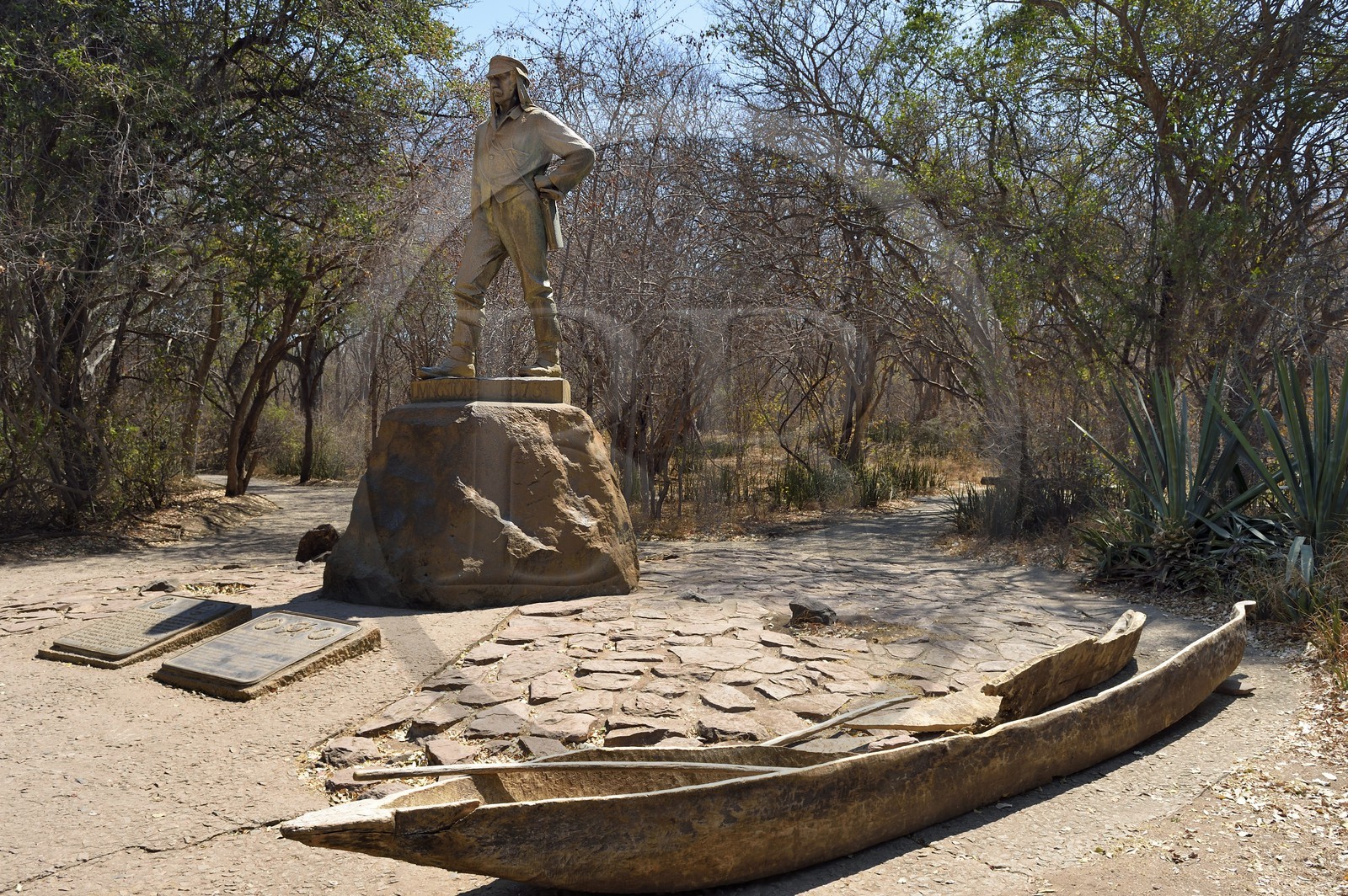 Zimbabwe, province de Matabeleland septentrional, fleuve Zambèze, les Chutes Victoria, classées Patrimoine Mondial de l'UNESCO, statue de l'explorateur Livingstone