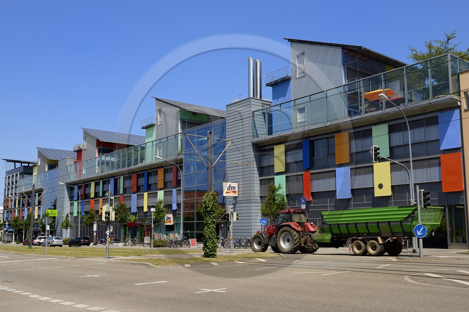 Allemagne, Bade-Wurtemberg, Fribourg en Brisgau, quartier Vauban, immeuble appelé Bateau solaire (Sonnenschiff) de la Cité Solaire au pied du Schlierberg, architecte Rolf Disch