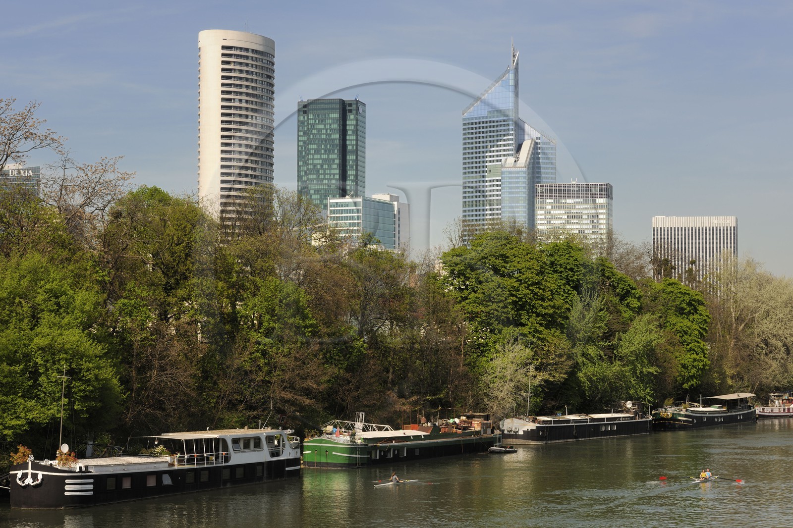 France, Hauts-de-Seine (92), Suresnes, les berges de la Seine et les tours de la Défense