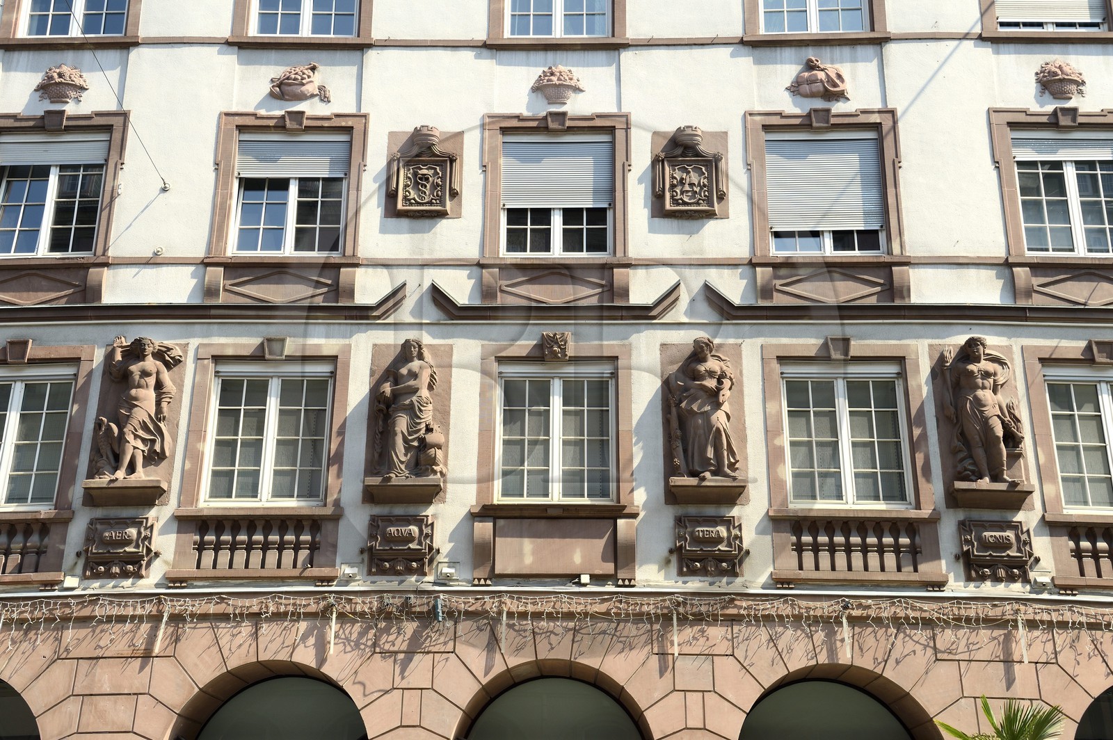 France, Bas-Rhin (67), Strasbourg, vieille ville classée au Patrimoine Mondial de l'UNESCO, La Grande Percée de 1908 dans le plan de la Neustadt, 1 rue du 22 Novembre, quatre figures féminines ornent la façade et cette symbolique illustre les quatre éléments France, Bas-Rhin (67), Strasbourg, vieille ville classée au Patrimoine Mondial de l'UNESCO, La Grande Percée de 1908 dans le plan de la Neustadt, 1 rue du 22 Novembre, quatre figures féminines ornent la façade et cette symbolique illustre les quatre éléments