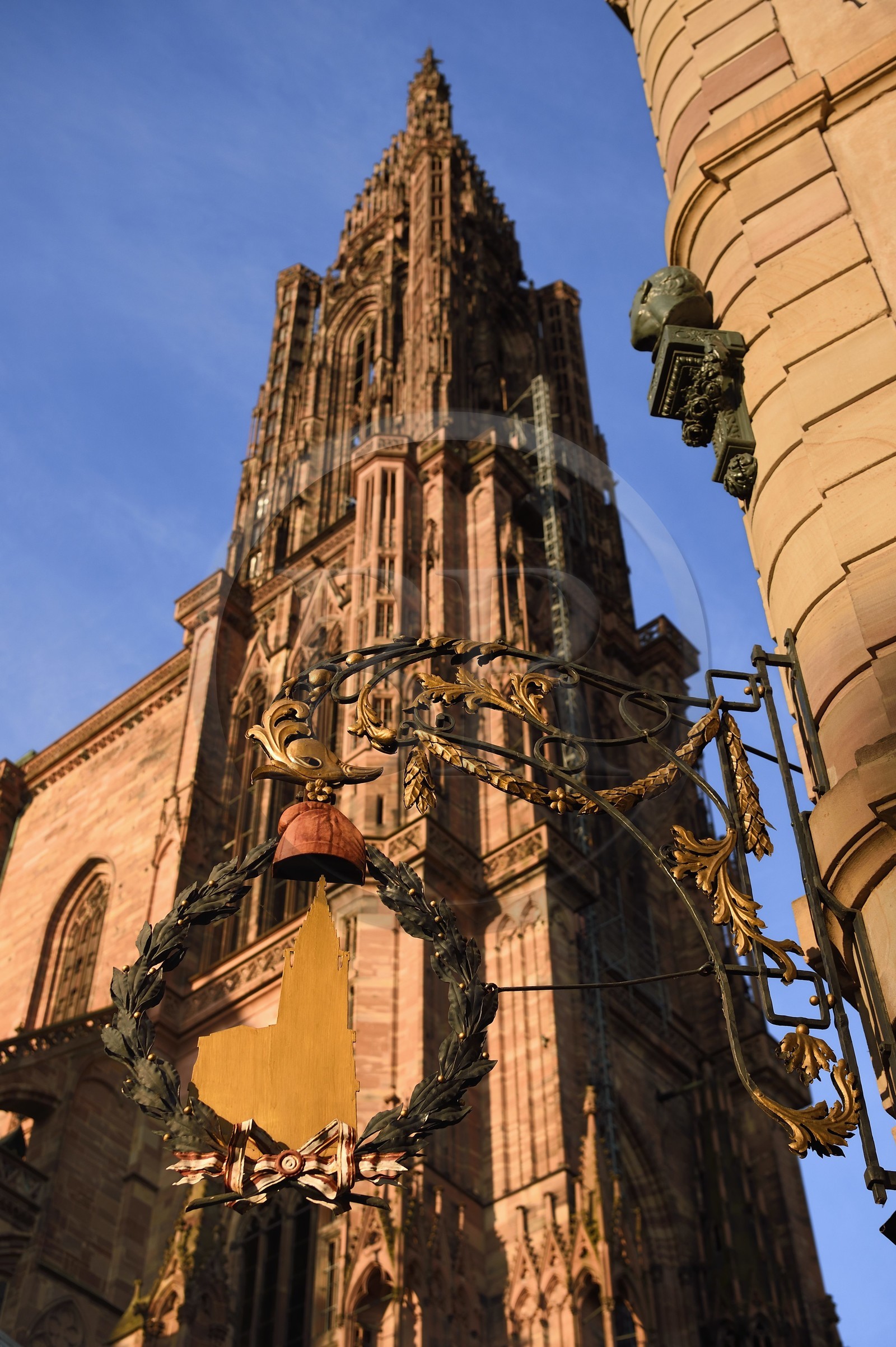 France, Bas-Rhin (67), Strasbourg, vieille ville classée au Patrimoine Mondial de l'UNESCO, la cathédrale Notre-Dame, enseigne qui représente la cathédrale Notre-Dame qui a été recouverte d'un bonnet phrygien pendant la révolution