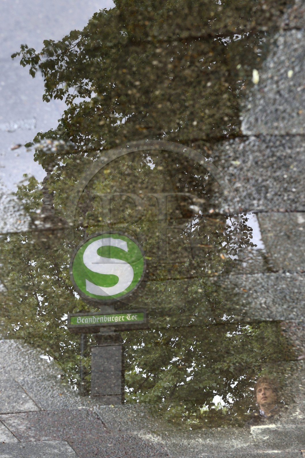 Allemagne, Berlin, Porte de Brandebourg, enseigne du métro