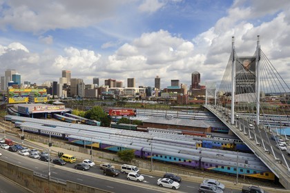 Afrique du Sud, province de Gauteng, Johannesburg, vue sur le pont Nelson Mandela qui surplombe les wagons de trains de Park Station et sur le centre-ville Central Business District depuis le quartier de Braamfontein