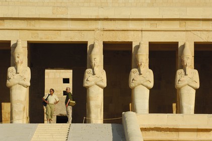 Egypte, Haute Egypte, vallée du Nil, environs de Louxor, nécropole thébaine classée Patrimoine Mondial de l'UNESCO, Thèbes Ouest, Deir el Bahari, temple d'Hatchepsout, piliers osiriaques