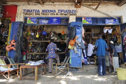 Tanzanie, région de Morogoro, les Monts Uluguru, village de Matombo, magasin général
